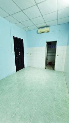 Bình Thạnh hotel room, near the market, Mrs. Cl understand, private toilet, private passageway.