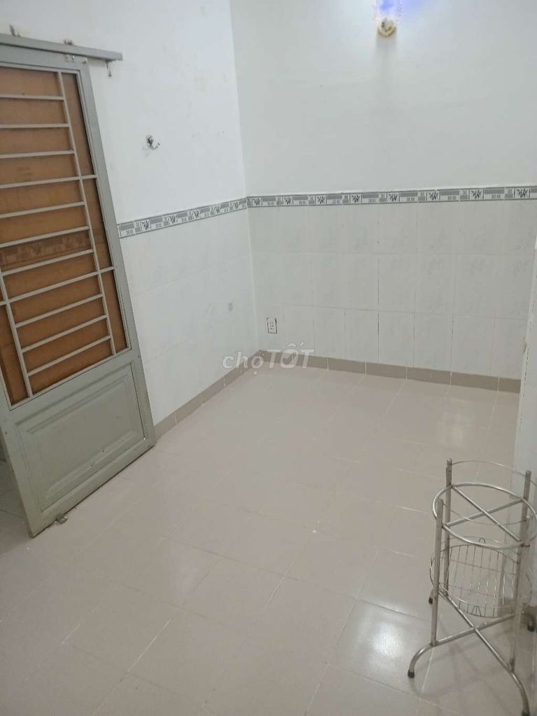 Free-free toilet room full brick car.