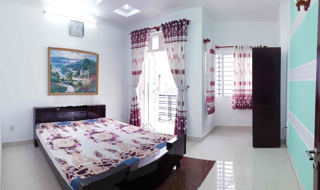 Phan Xích Long hotel room (split, water, chrysler)