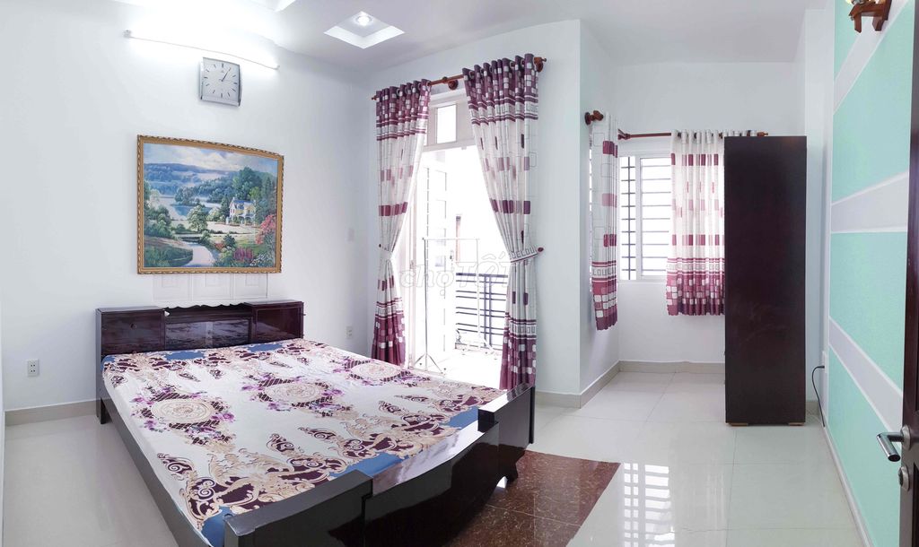Phan Xích Long hotel room (split, water, chrysler)