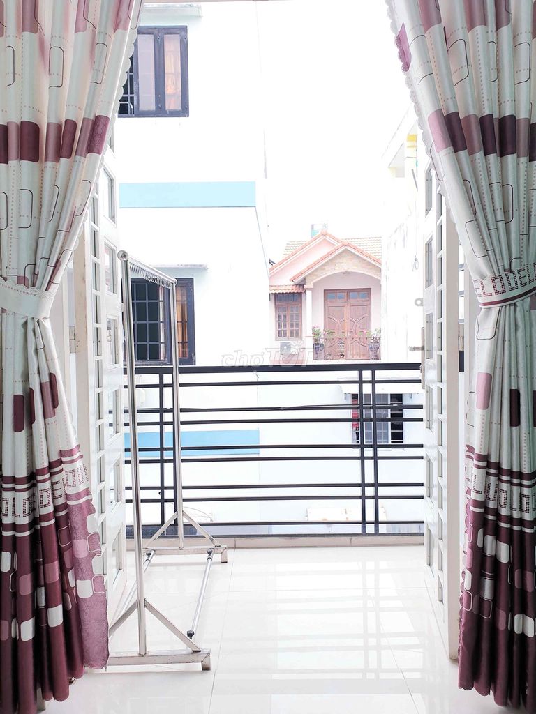 Phan Xích Long hotel room (split, water, chrysler)