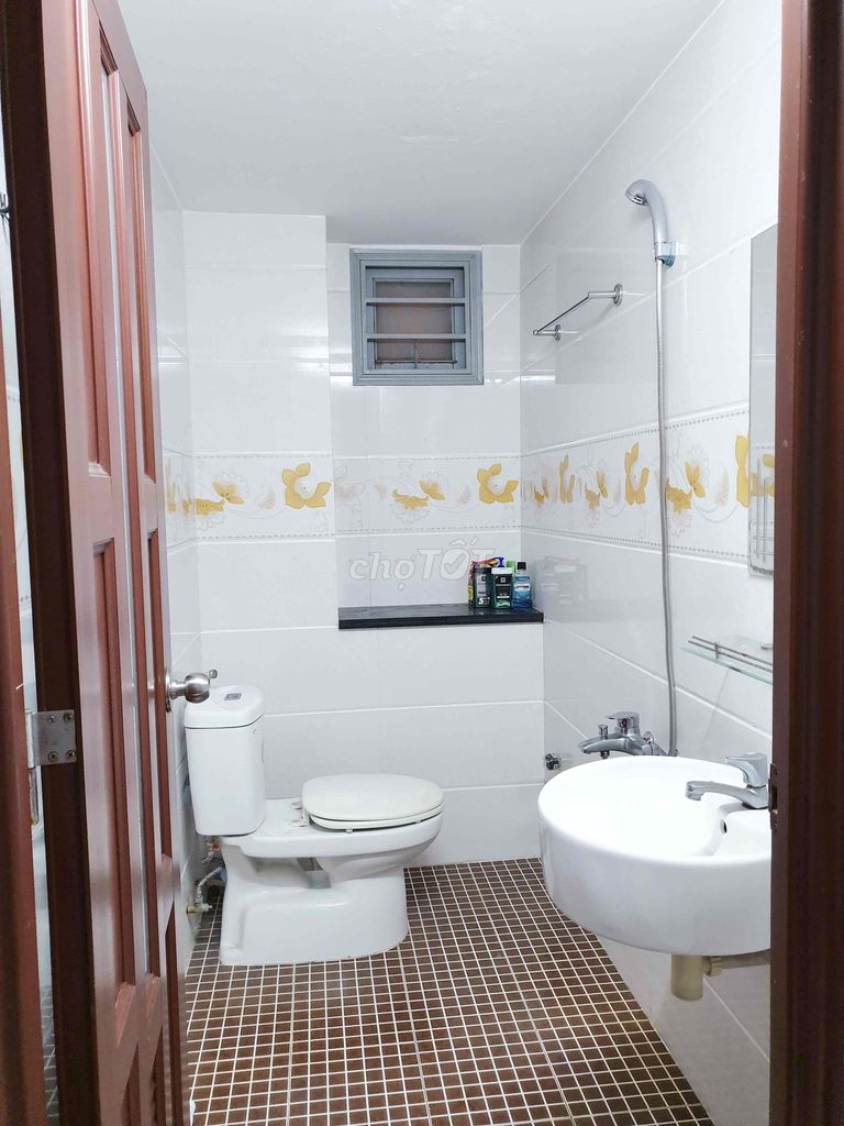 Phan Xích Long hotel room (split, water, chrysler)