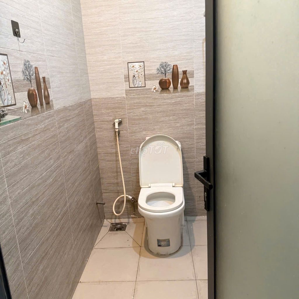 The rented room is at the Li Chiang residence. There's an elevator, an air conditioning.