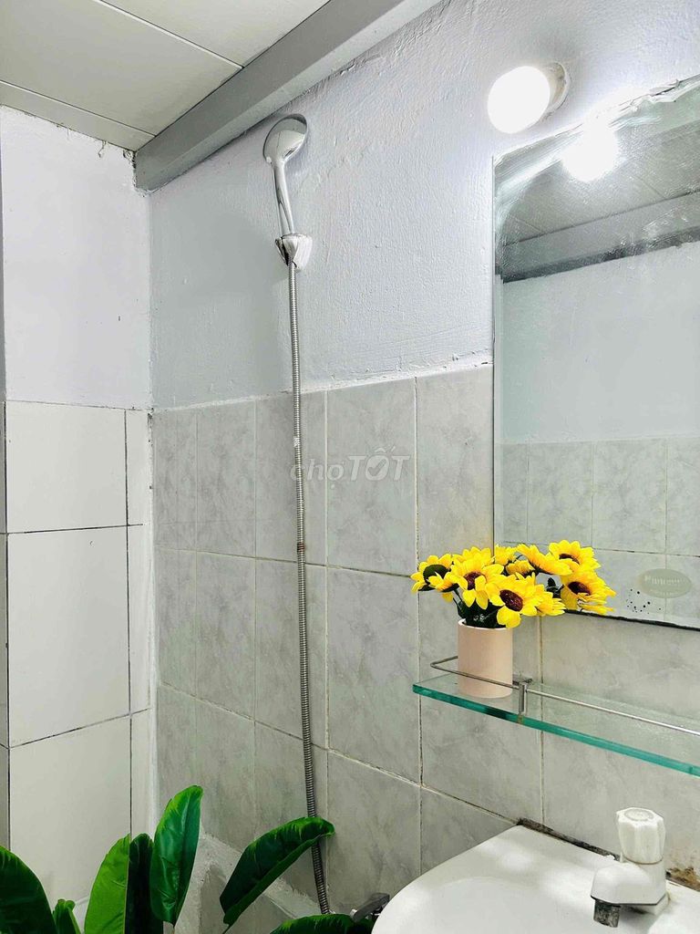 Cheap-ass hotel room right here at the new market, Nguyễn Ảnh Thủ.