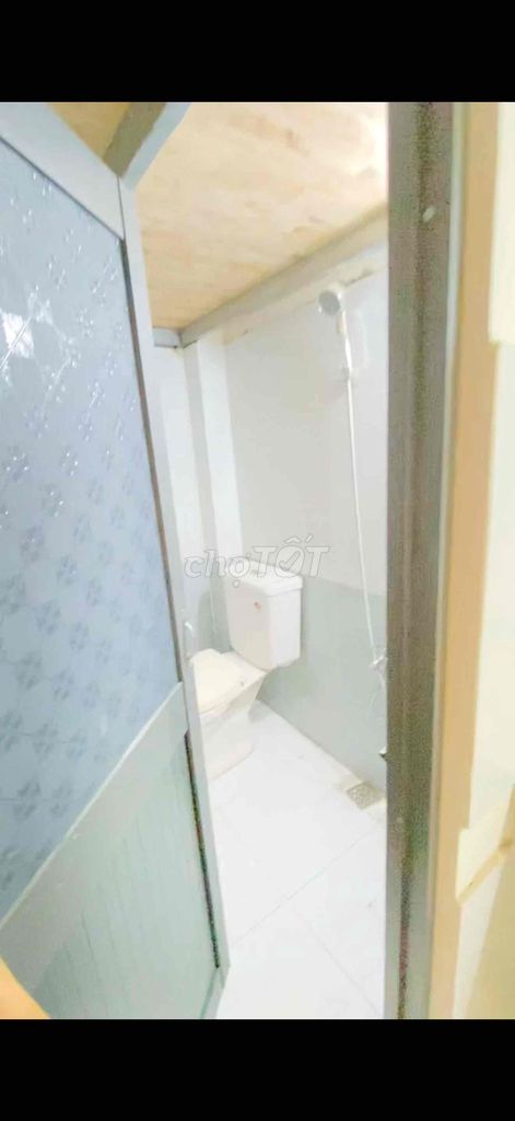 It's the owner who rents cheap hotel rooms. Three Gò Vấp districts.