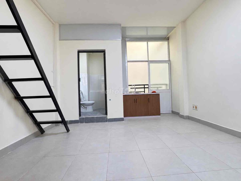 There's a guard room at Cư Xá Chu Văn An.