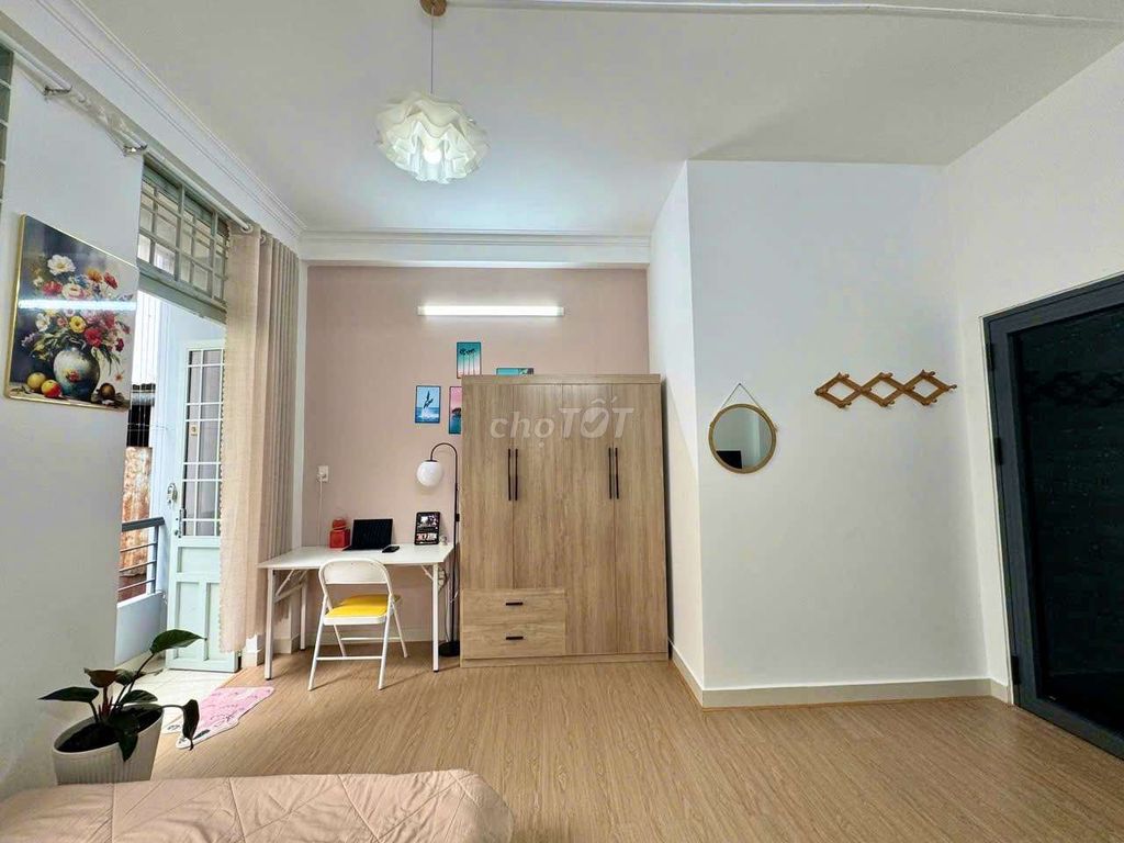 It's the owner who rents room 22 M2-- 100 percent new-- Bình Thạnh.