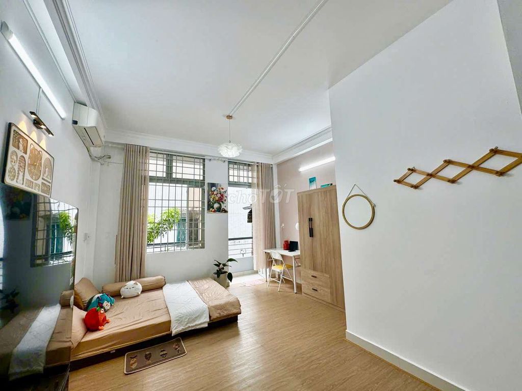 It's the owner who rents room 22 M2-- 100 percent new-- Bình Thạnh.