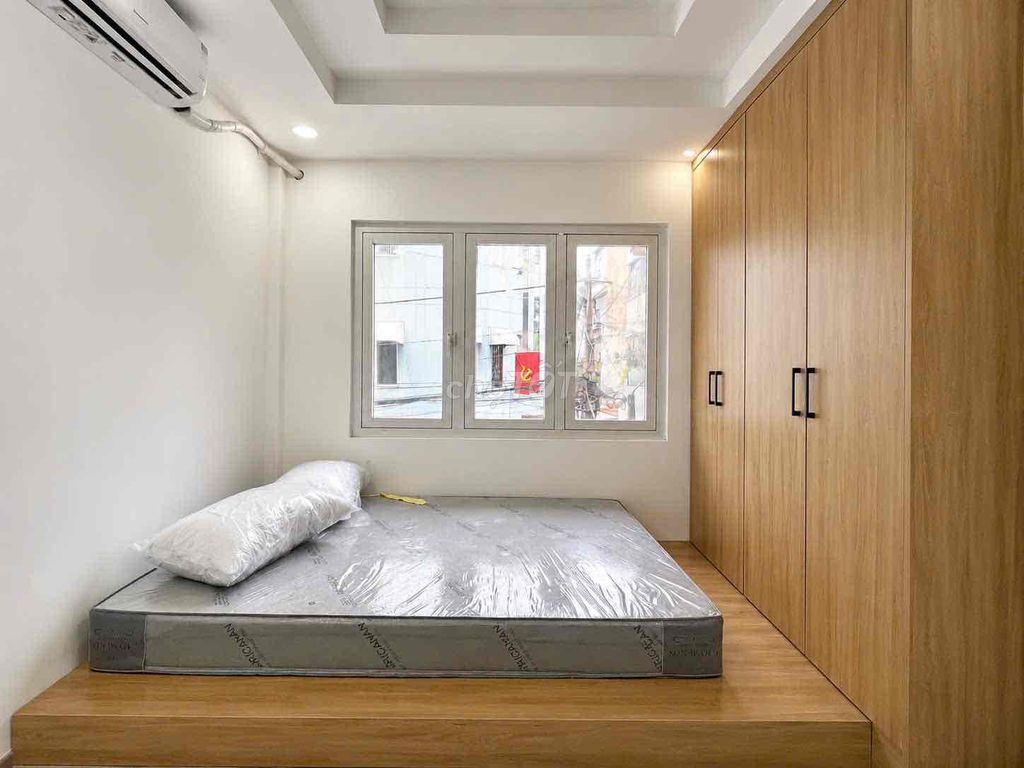 Rent the balcony studio the full interior window - right in the heart of District 1