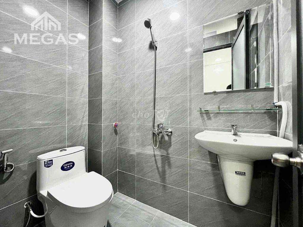 Rent the balcony studio the full interior window - right in the heart of District 1