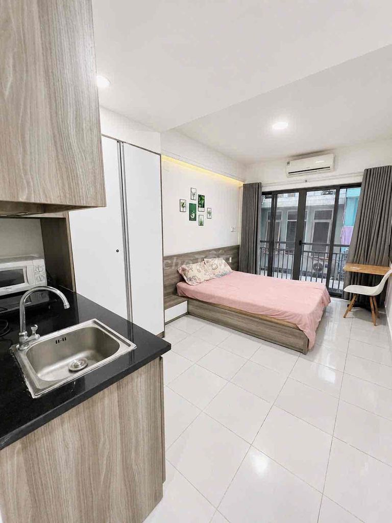 Rent the balcony studio the full interior window - right in the heart of District 1