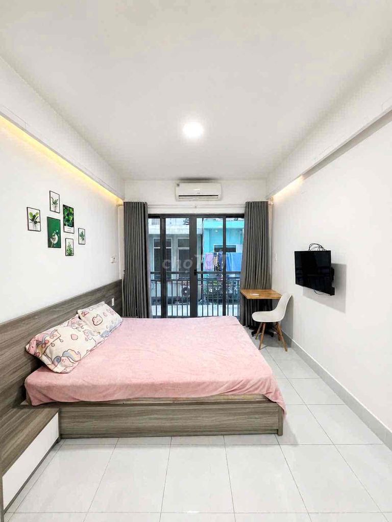 Rent the balcony studio the full interior window - right in the heart of District 1