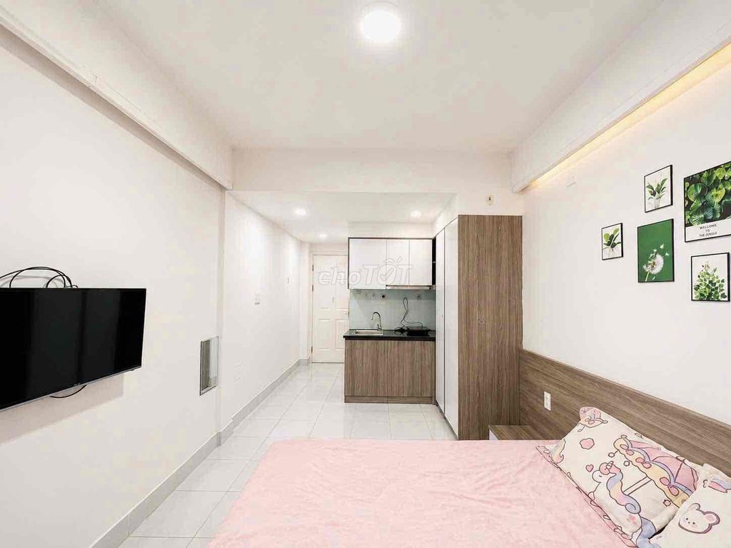 Rent the balcony studio the full interior window - right in the heart of District 1
