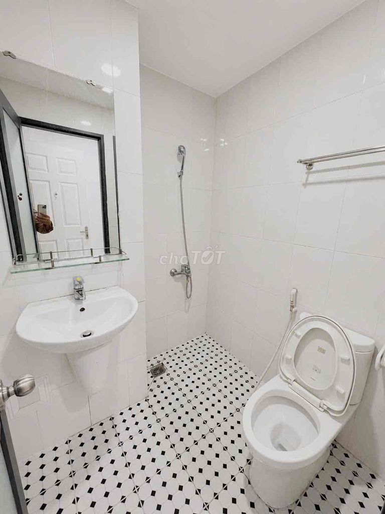 Rent the balcony studio the full interior window - right in the heart of District 1