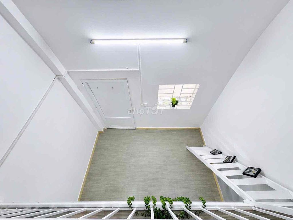 The new ground-based cost-free interior via huit 8 P.