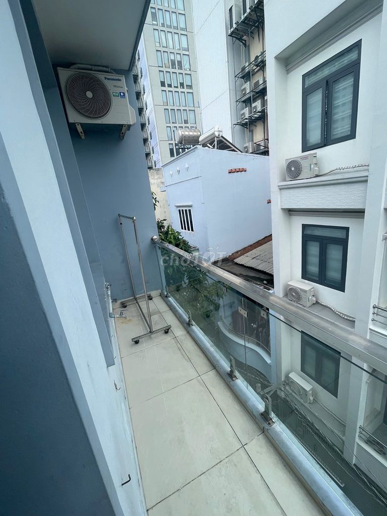 The balcony-Full has five minutes to Port-Quun One-Phil Two.