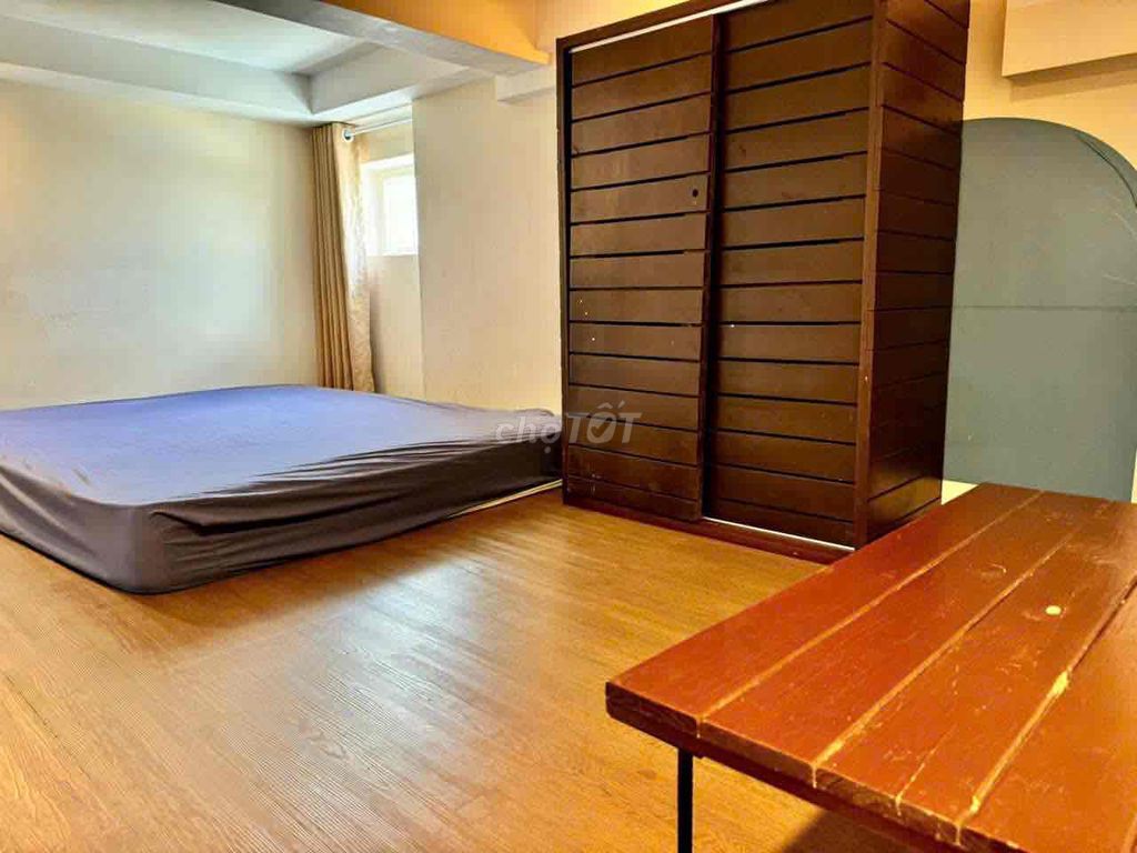 Quick room in District 7, near the full school market.