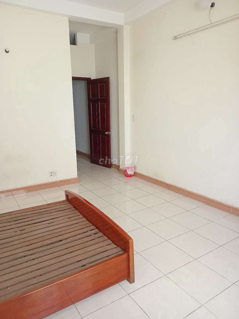 Rent a hotel near the school of literature.