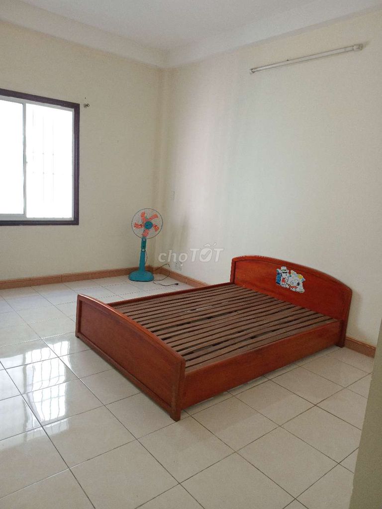 Rent a hotel near the school of literature.