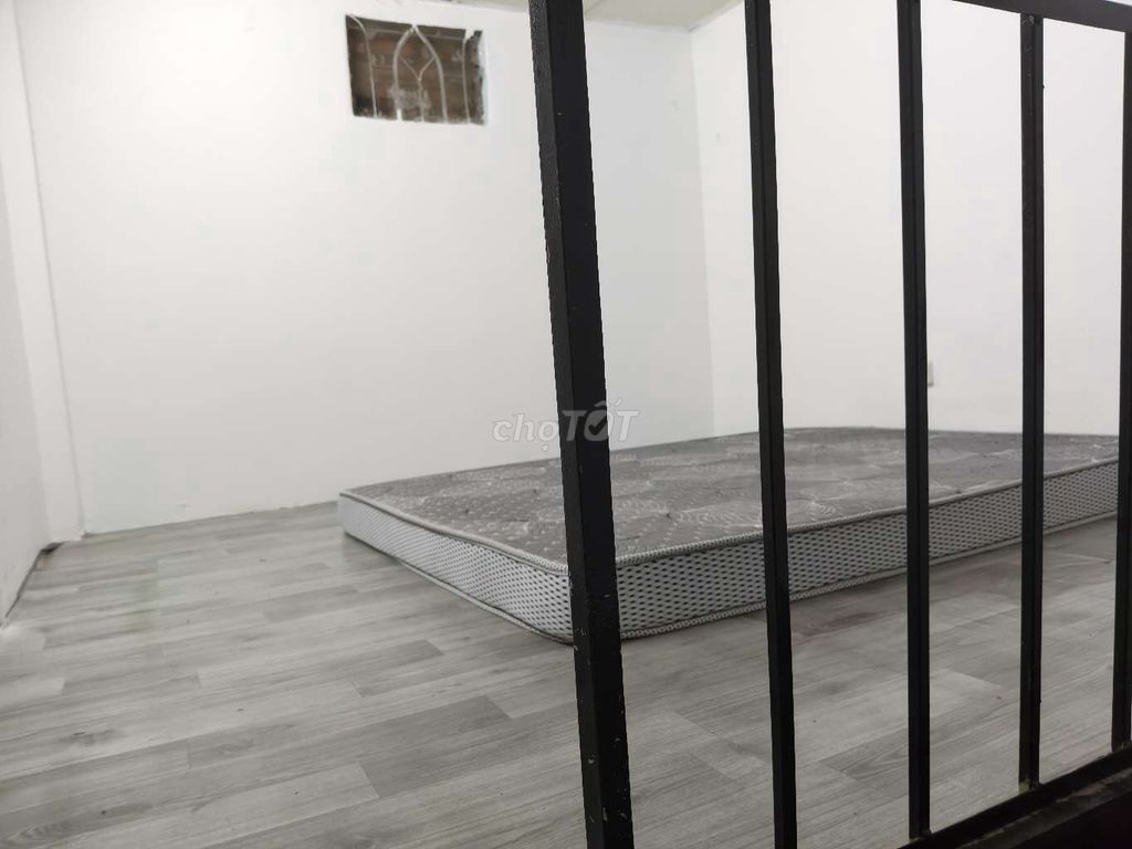 Pass the three million-dollar hotel room with air conditioning.