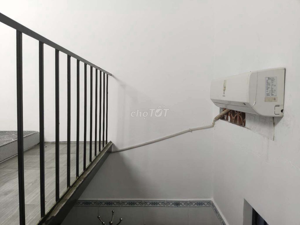 Pass the three million-dollar hotel room with air conditioning.