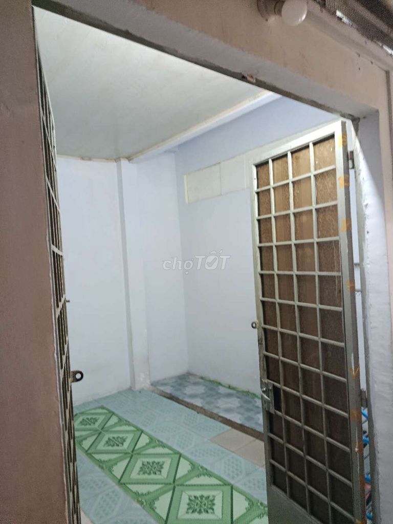 Room 12 m2 next to Go East