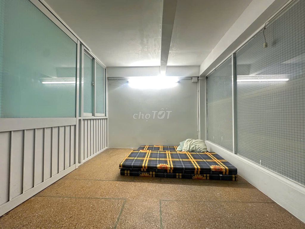 Rent a small ten M room at 2 million in Âu Cơ, where the field has a toilet.