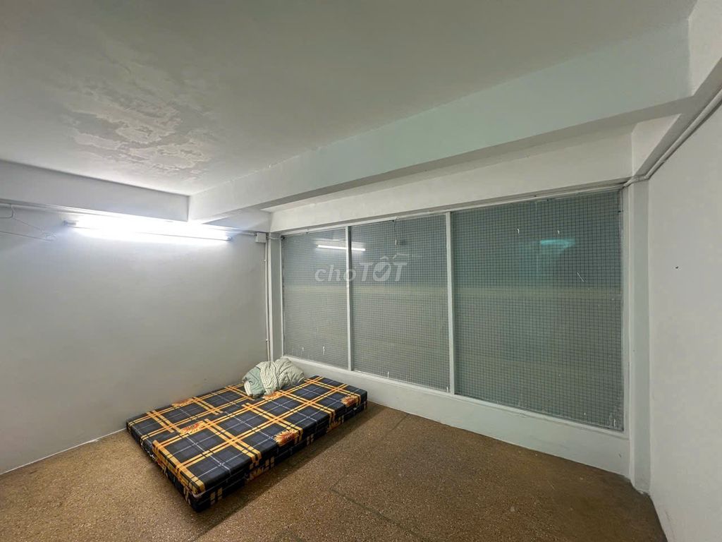 Rent a small ten M room at 2 million in Âu Cơ, where the field has a toilet.