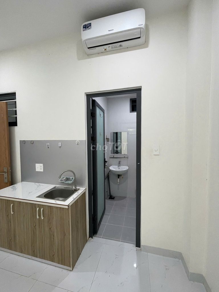 Rent a cheap motel in neighborhood 13 E Intresco. Next to the school.