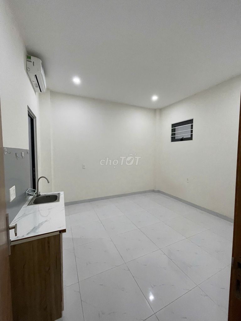 Rent a cheap motel in neighborhood 13 E Intresco. Next to the school.
