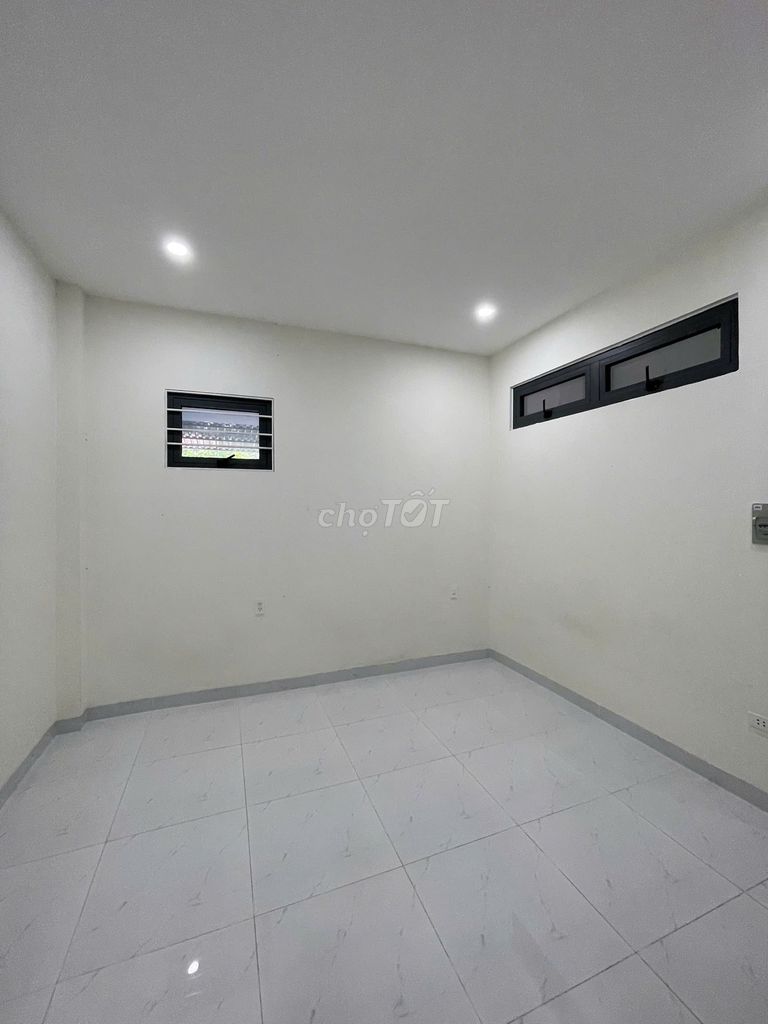 Rent a cheap motel in neighborhood 13 E Intresco. Next to the school.