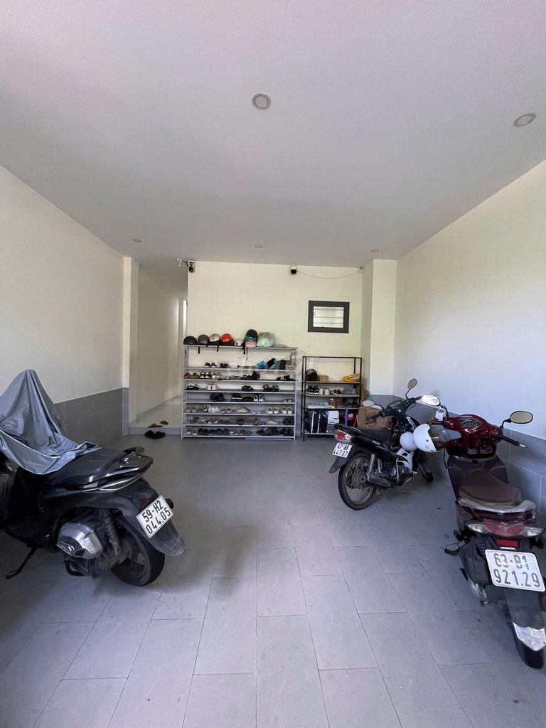 Rent a cheap motel in neighborhood 13 E Intresco. Next to the school.