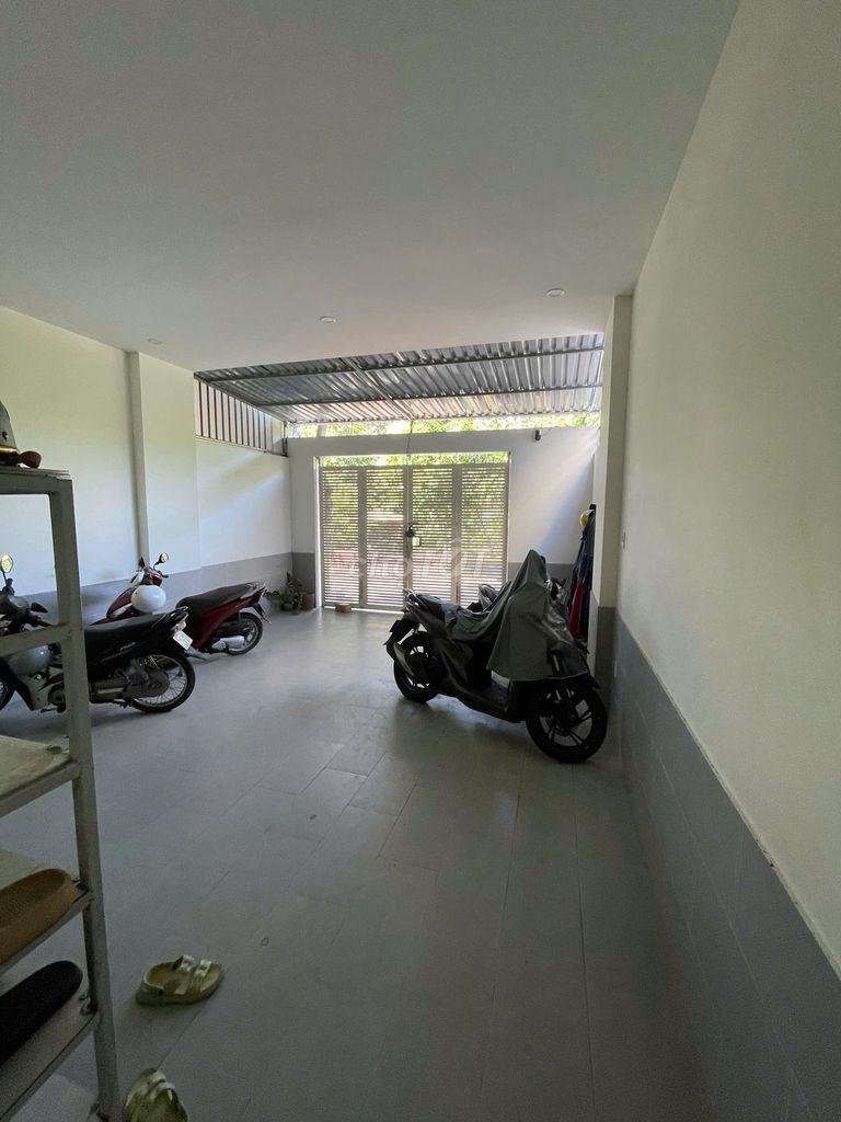 Rent a cheap motel in neighborhood 13 E Intresco. Next to the school.