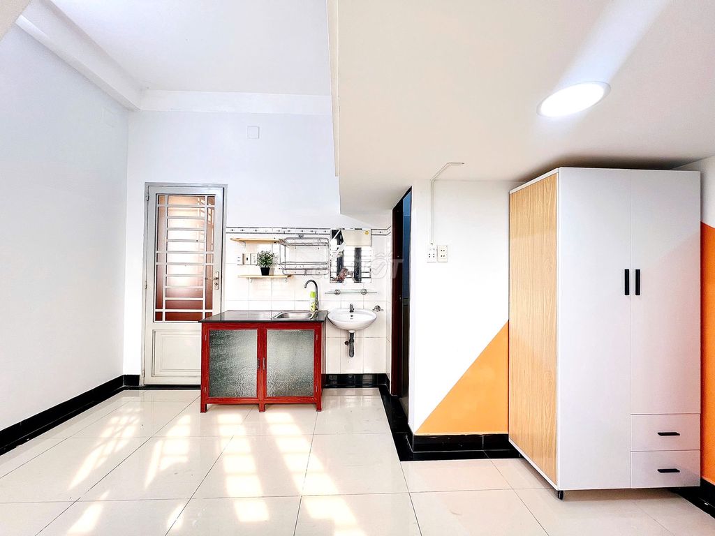 Rent a cheap student room from two people.