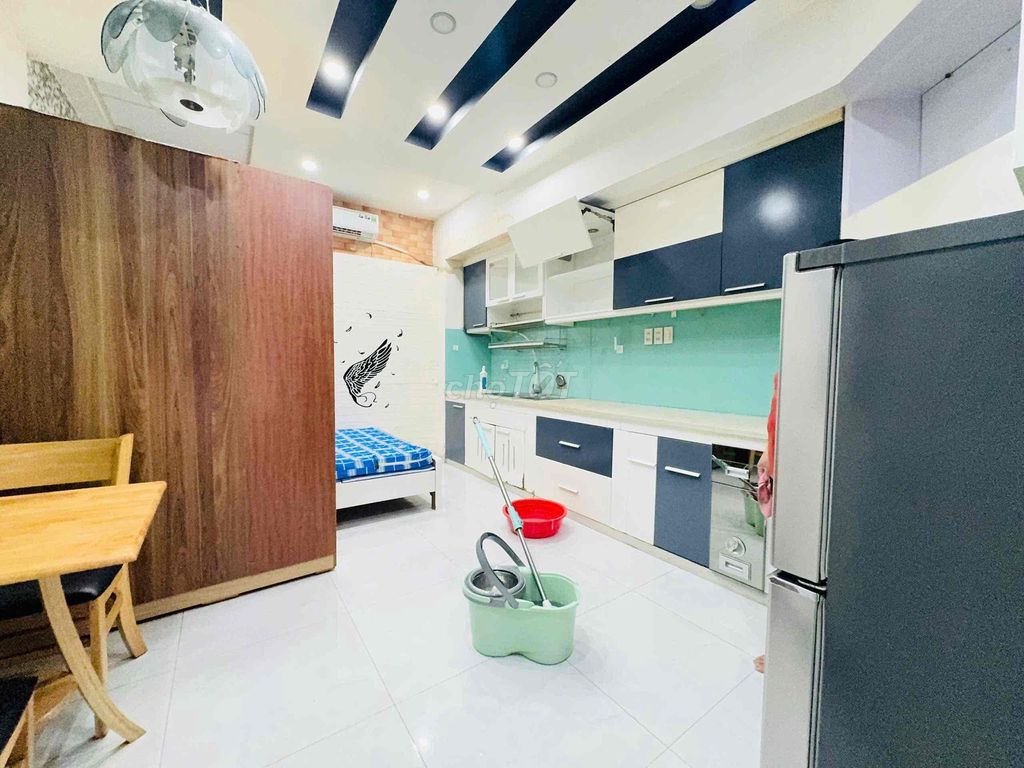 It's the owner of a full-size studio right here in Trần Hưng Đạo just 4.9 T.