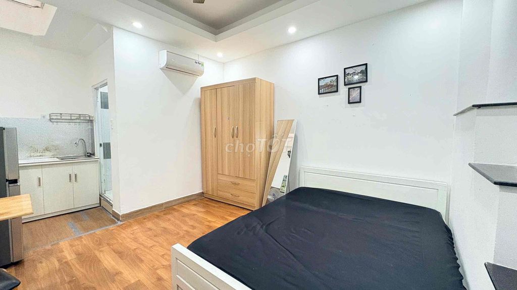 It's the owner of a full-size studio right here in Trần Hưng Đạo just 4.9 T.