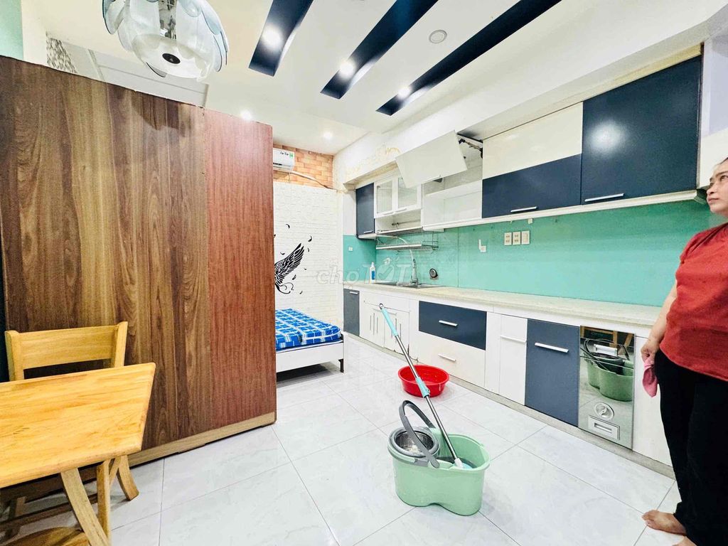It's the owner of a full-size studio right here in Trần Hưng Đạo just 4.9 T.