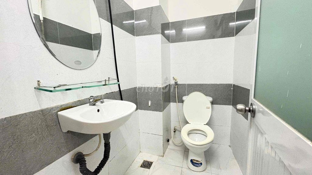 It's the owner of a full-size studio right here in Trần Hưng Đạo just 4.9 T.