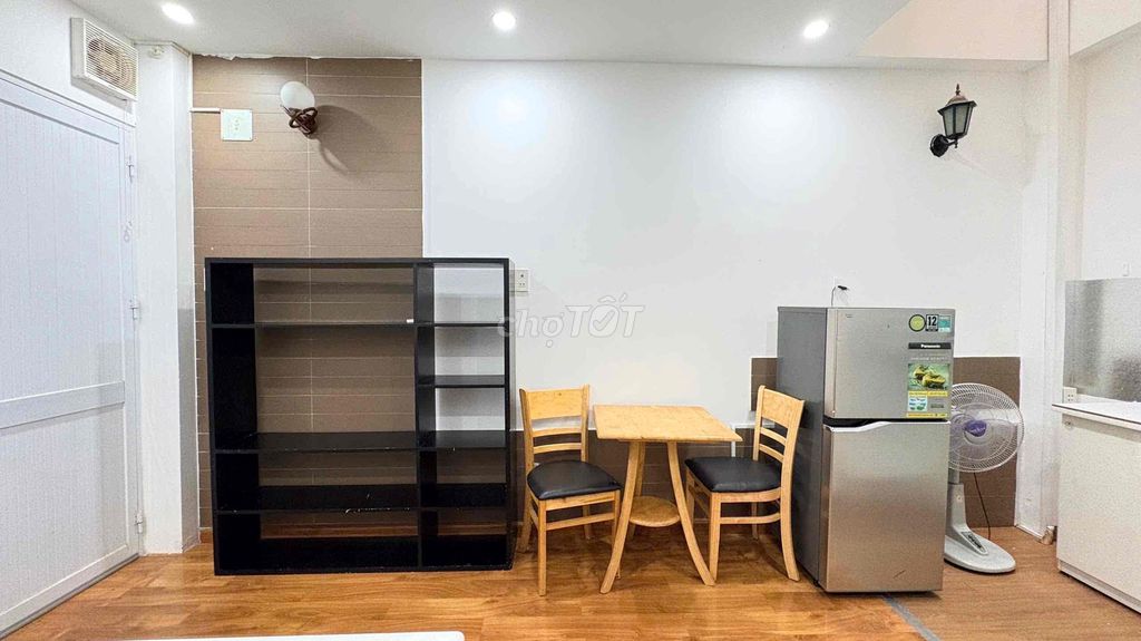 It's the owner of a full-size studio right here in Trần Hưng Đạo just 4.9 T.