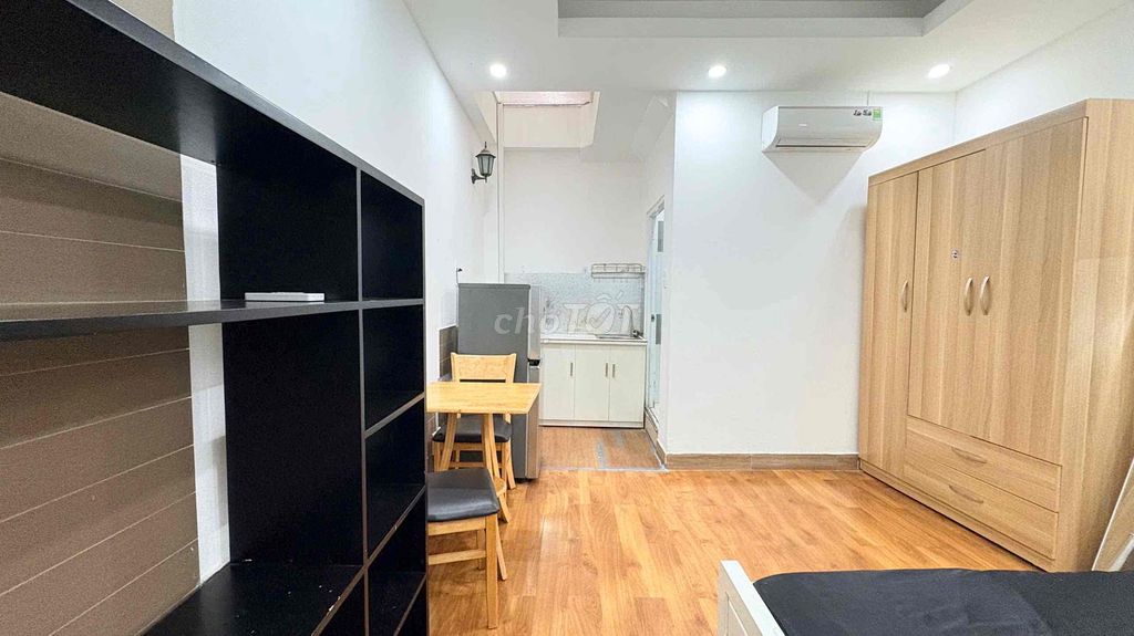 It's the owner of a full-size studio right here in Trần Hưng Đạo just 4.9 T.