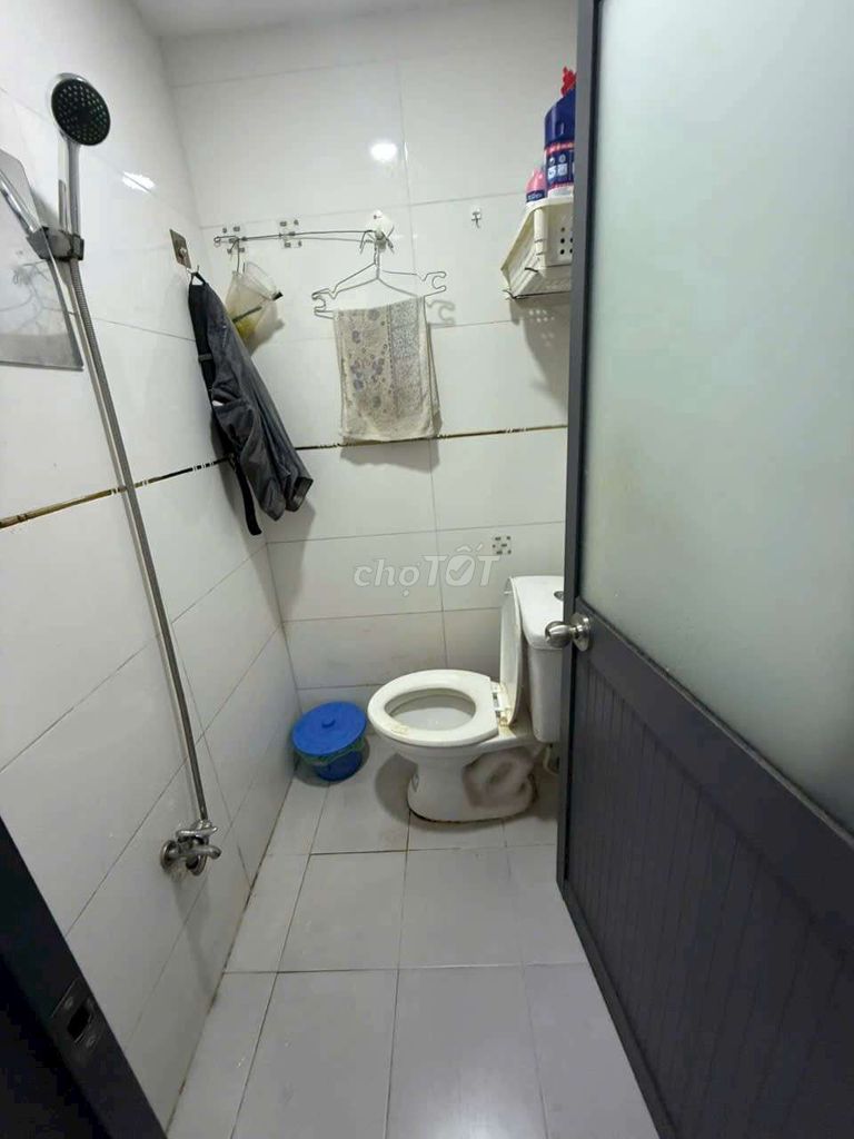 The new Phan Huy Ích motel has a large guard.