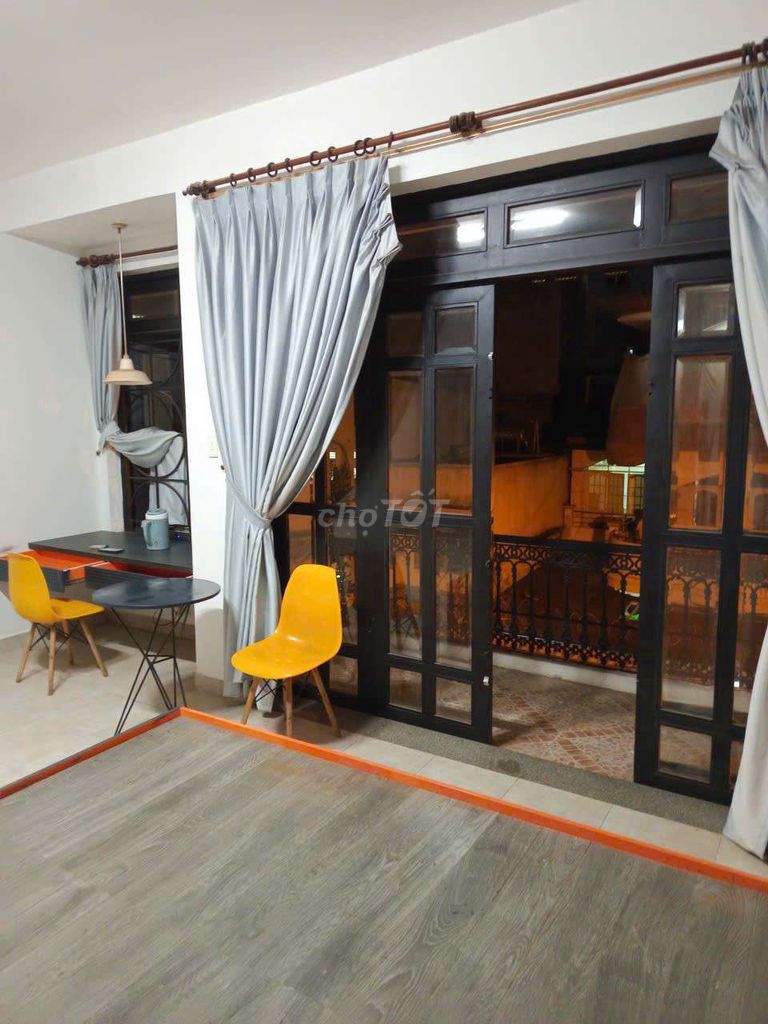 The studio is located near the University of KV District 7.