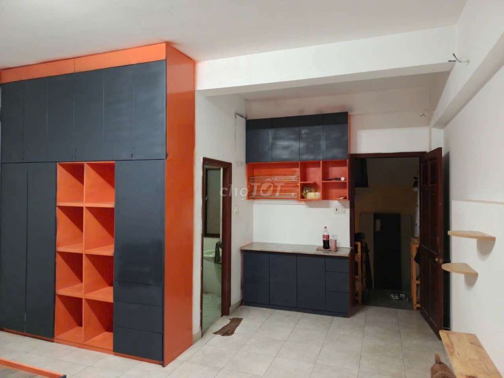 The studio is located near the University of KV District 7.