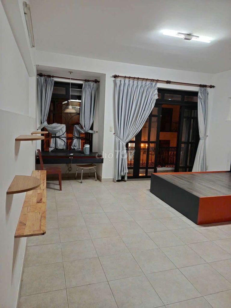 The studio is located near the University of KV District 7.
