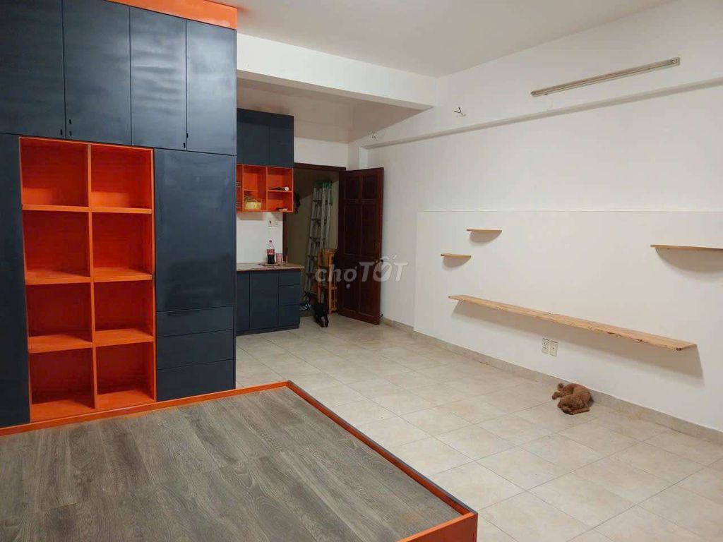 The studio is located near the University of KV District 7.