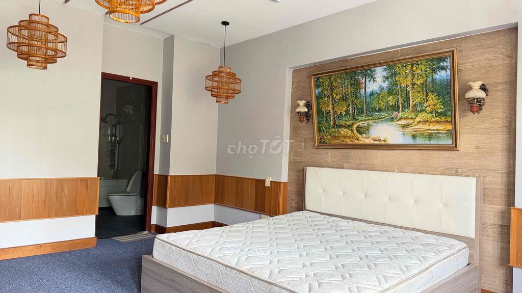 To rent a high-end hotel room full of paint-painted furniture