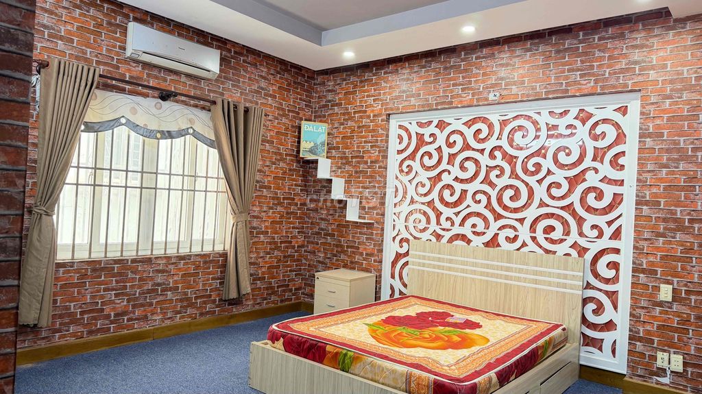 To rent a high-end hotel room full of paint-painted furniture