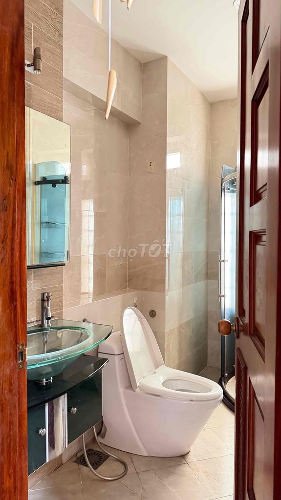 To rent a high-end hotel room full of paint-painted furniture