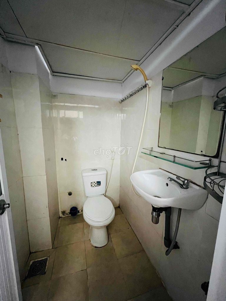 Rent Mini's room, guard, air conditioning, closed toilets.
