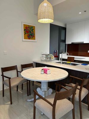 Two bedrooms, two bathrooms, 91 meters in the county. Seven fine positions.